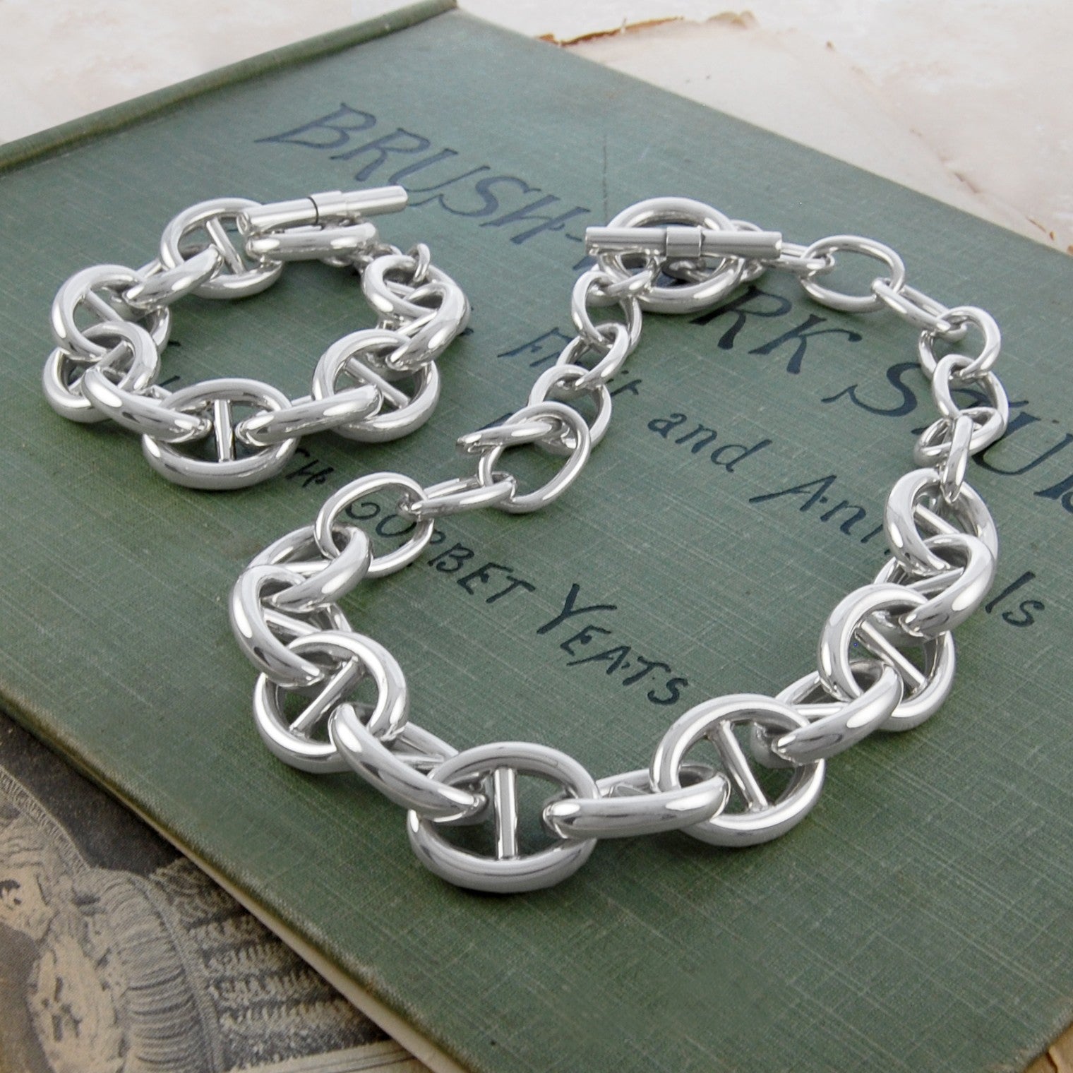 oval-link-chunky-silver-bracelet – Otis Jaxon Trade